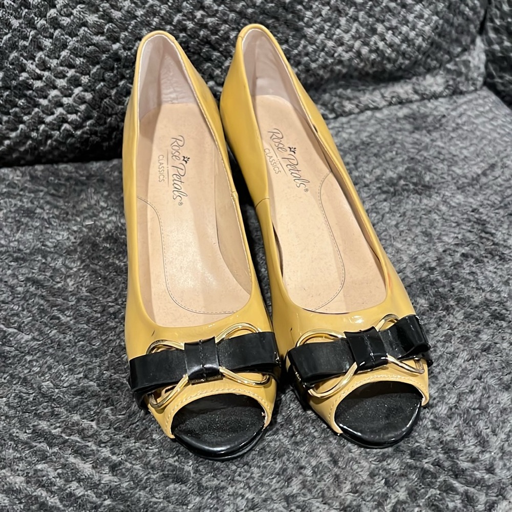 Rose Petals tan and black heels. Size 7.5